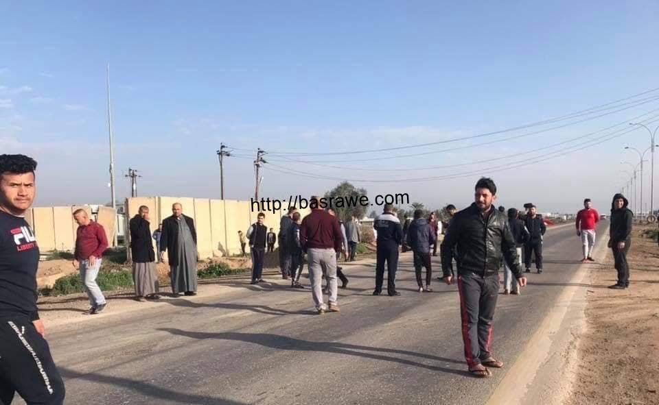 متظاهرون يقطعون طريق بغداد - كركوك 1 متظاهرون يقطعون طريق بغداد - كركوك