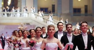 حفل خيري راقص لبنات الطبقة الأكثر ثراء في روسي