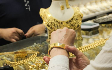 الذهب يصعد مدعوما بتوقعات خفض الفائدة الأمريكية والإغلاق الحكومي 4 img 7368