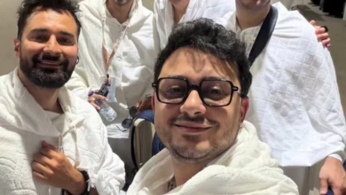 أحمد حاتم يؤدي فريضة الحج بملابس الإحرام برفقة المنشد مصطفى عاطف
