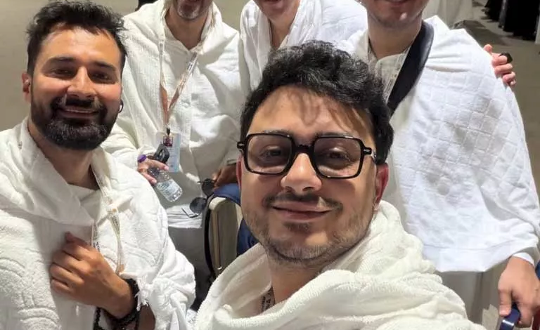 أحمد حاتم يؤدي فريضة الحج مع مصطفى عاطف وأحمد مراد بملابس الإحرام