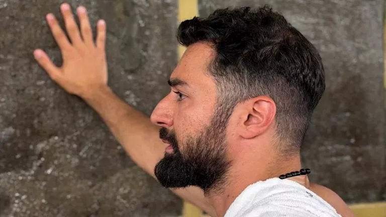 أحمد حاتم يشارك صور رحلته في الحج مع الداعية مصطفى حسني