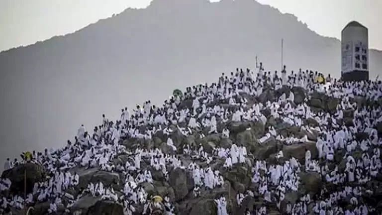 الحجاج يرمون جمرة العقبة الكبرى في أول أيام عيد الأضحى 1 الحجاج يرمون جمرة العقبة الكبرى في أول أيام عيد الأضحى