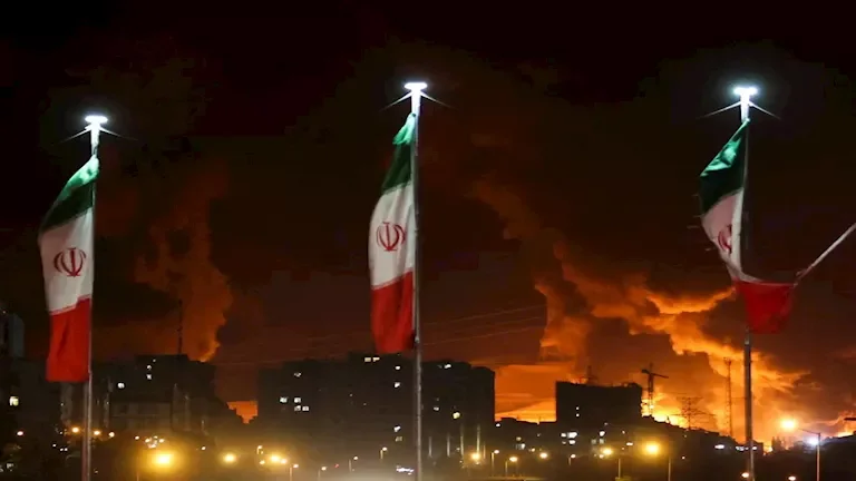 انفجارات غير محددة تستهدف إيران في المياه الخليجية وبندر عباس