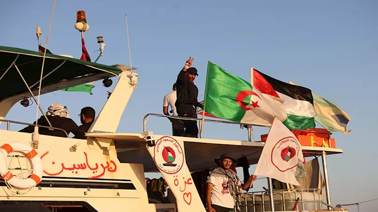بن غفير يتعامل مع نشطاء أسطول الصمود المعتقلين بسبب "فلسطين حرة" 1 بن غفير يتعامل مع نشطاء أسطول الصمود المعتقلين بسبب "فلسطين حرة"