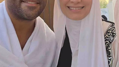 تامر عاشور يشارك صورة مع زوجته خلال أداء مناسك الحج