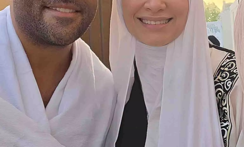 تامر عاشور يشارك صورة مع زوجته خلال أداء مناسك الحج
