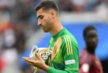 حارس رايو فايكانو يوقف نهائي الدوري الأوروبي بسبب مشجع في المدرجات