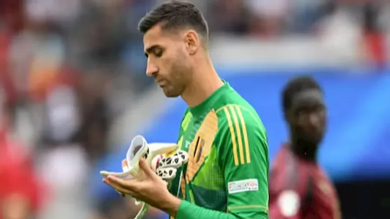 حارس رايو فايكانو يوقف نهائي الدوري الأوروبي بسبب مشجع في المدرجات 1 حارس رايو فايكانو يوقف نهائي الدوري الأوروبي بسبب مشجع في المدرجات