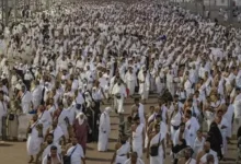حجاج بيت الله الحرام يستعدون لصلاتي المغرب والعشاء في مزدلفة