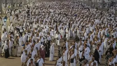 حجاج بيت الله الحرام يستعدون لصلاتي المغرب والعشاء في مزدلفة