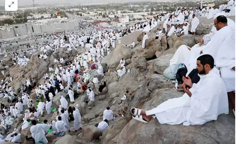 حجاج بيت الله يتجهون إلى مسجد نمرة لحضور خطبة يوم عرفة