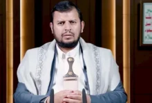 زعيم الحوثيين يؤكد الجاهزية العسكرية لأي تصعيد أمريكي ضد إيران