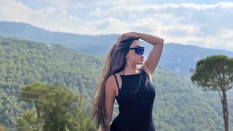 سارة سلامة تتألق بإطلالة صيفية ساحرة وسط الطبيعة - صور