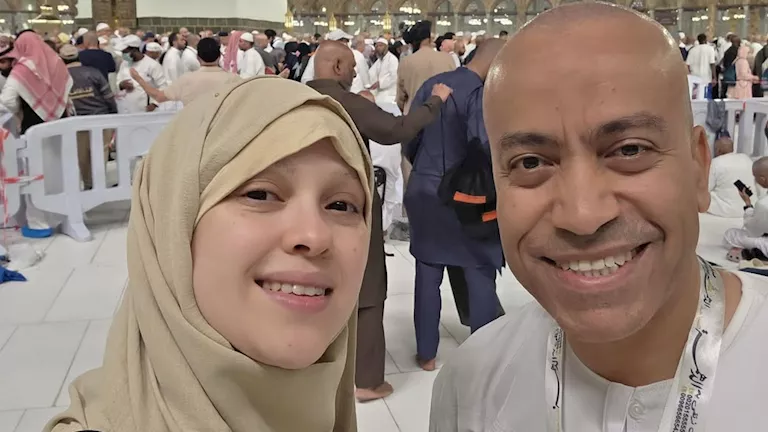 سامح حسين ينشر صوراً مع زوجته من الحرم المكي ويحتفل بعيد ميلاده