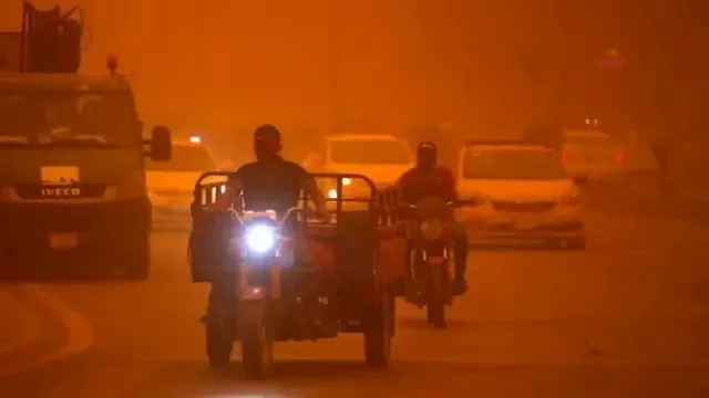 عاصفة ترابية قوية تضرب العراق والأردن وتحوّل السماء إلى اللون البرتقالي