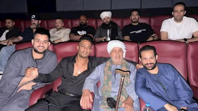 محمد رمضان يجتمع بالصعايدة الثلاثة لمشاهدة "أسد" بعد جدل الجلباب