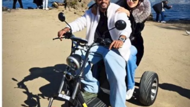محمد سامي ومي عمر على دراجة بخارية.. تفاعل جماهيري واسع - صورة