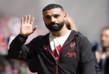 محمد صلاح يودع ملعب الأنفيلد قبل مباراته الأخيرة مع عائلته