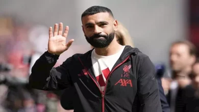 محمد صلاح يودع ملعب الأنفيلد قبل مباراته الأخيرة مع عائلته