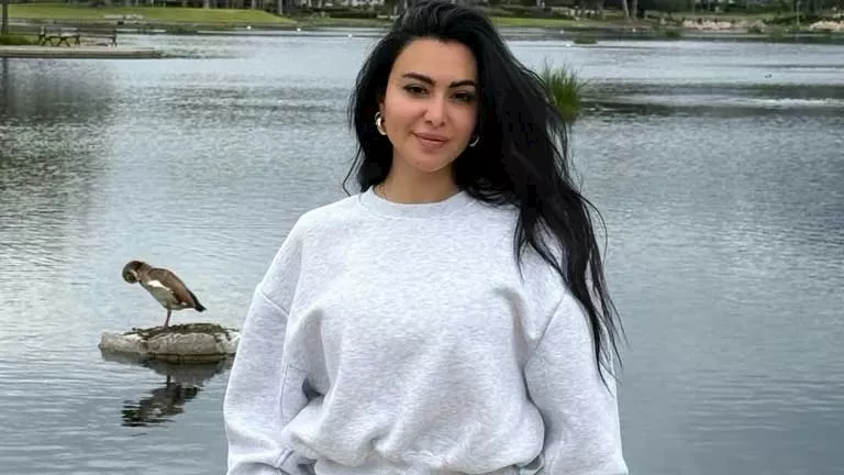 ميرهان حسين تتألق بإطلالة كاجوال أنيقة في أحدث ظهور - صور