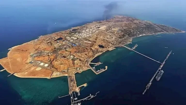 نيويورك تايمز: مرافق تخزين النفط في الخارج الإيرانية تتجاوز 80% سعة