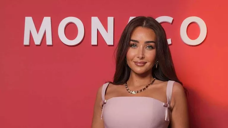هنا الزاهد تتألق بفستان وردي في مهرجان كان السينمائي 2023