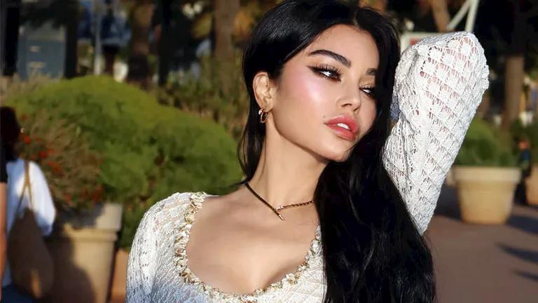 هيفاء وهبي تتألق بملابس صيفية أمام البحر وجمهورها يتفاعل - صور