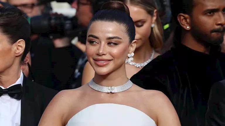 يارا السكري تتألق بإطلالة ملكية بيضاء في مهرجان كان 2023