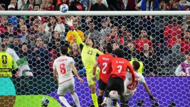 أبو تريكة يُفاجئ مصطفى شوبير على الهواء عقب مباراة مصر وإيران