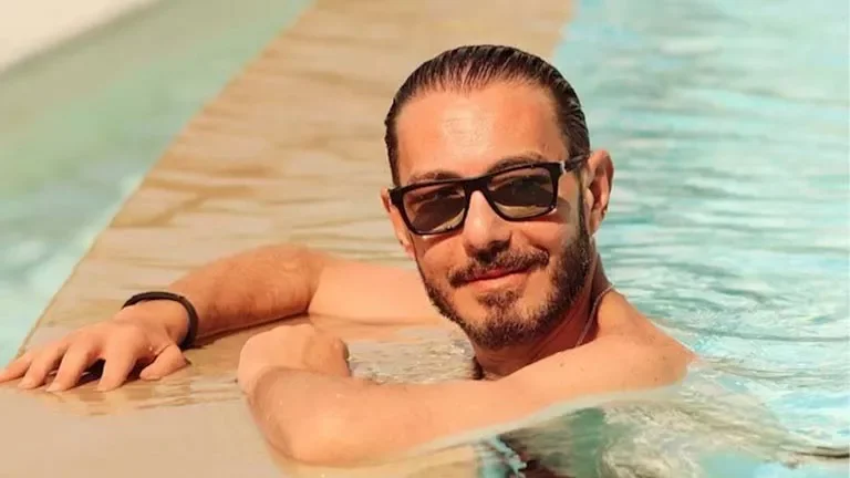 أحمد زاهر يتألق بإطلالة شبابية جديدة والجمهور: "أصغر جد"