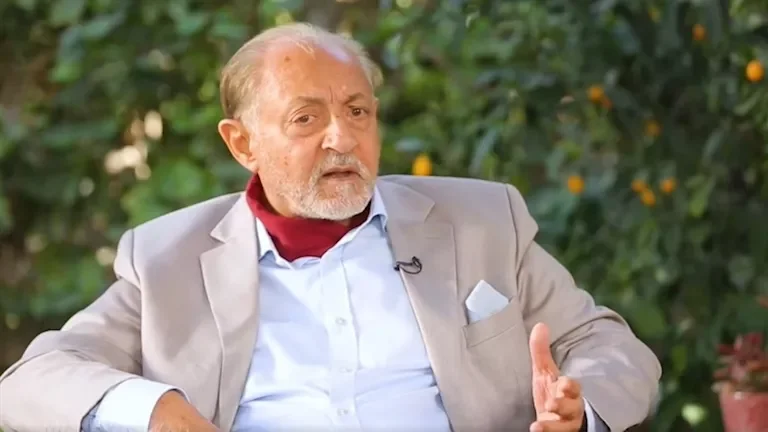 "أشرف زكي ينعى عبدالعزيز مخيون بكلمات مؤثرة: وداعا أيها الرجل العظيم"