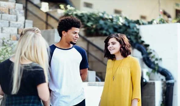 أهم قواعد الاتيكيت لتعزيز لباقة المرأة في الحياة اليومية 1 أهم قواعد الاتيكيت لتعزيز لباقة المرأة في الحياة اليومية