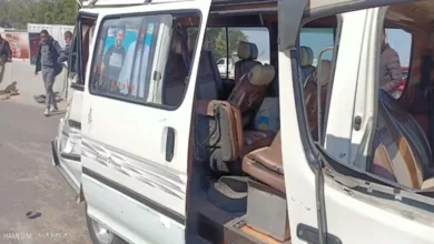 إصابة 9 أشخاص في تصادم ميكروباص مع شاحنة نصف نقل في الصف