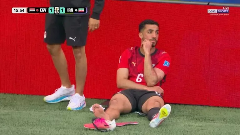 إصابة محمد عبدالمنعم خلال مباراة مصر وإيران في كأس العالم