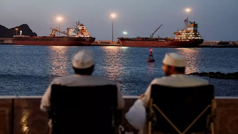 إيران تبدأ خطوات رفع الحصار الأمريكي عن موانئها الاقتصادية