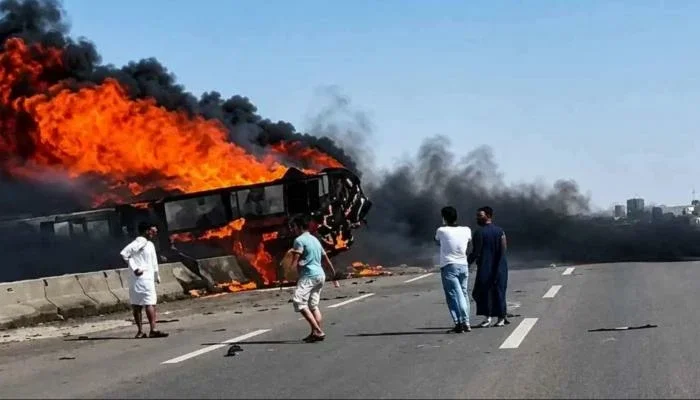 احتراق 21 شخصاً في حادث مروع لحافلة على طريق ذي قار والبصرة 2 d8a7d8add8aad8b1d8a7d982 21 d8b4d8aed8b5d8a7d98b d981d98a d8add8a7d8afd8ab d985d8b1d988d8b9 d984d8add8a7d981d984d8a9 d8b9d984d989 d8b7 1