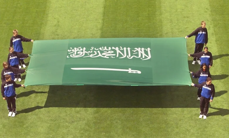 "استثناء فريد لـ 'العلم السعودي' في مباراة أوروجواي: احترامًا لكلمة التوحيد"
