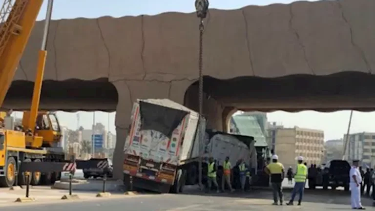 اصطدام سيارة نقل بكوبري الرماية الجديد المؤدي إلى الأهرامات في العراق
