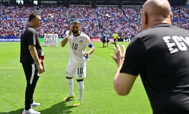 الاتحاد المصري لكرة القدم يشارك صورة لصلاح وحسام حسن مع تعليق مختصر 1 الاتحاد المصري لكرة القدم يشارك صورة لصلاح وحسام حسن مع تعليق مختصر
