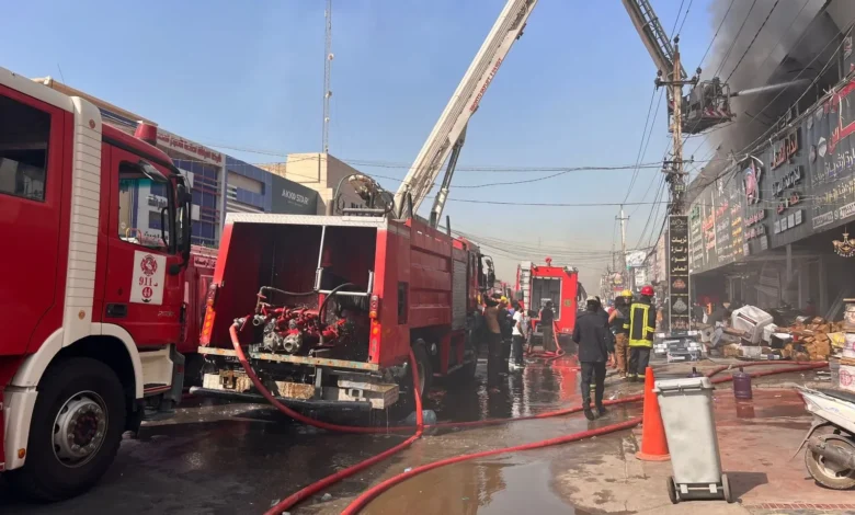 الدفاع المدني يعلن السيطرة على حريق في مجمع تجاري بالكرادة