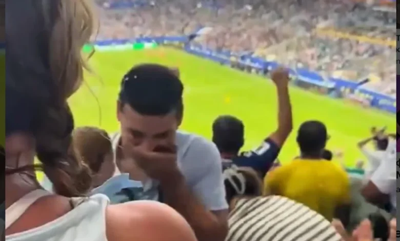 الرأس الأخضر يفسد لحظة رومانسية لمشجع أوروغوياني مع خطيبته في توقيت غير مناسب