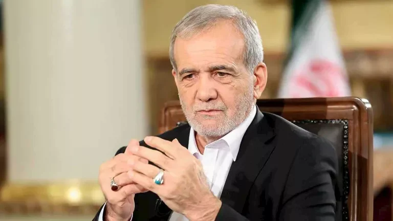 الرئيس الإيراني يؤكد: إيران متمسكة بمسار المفاوضات الدولية