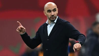 الركراكي يحتفل بتأهل المغرب على حساب هولندا دون تأخير عن رفاق الأمس