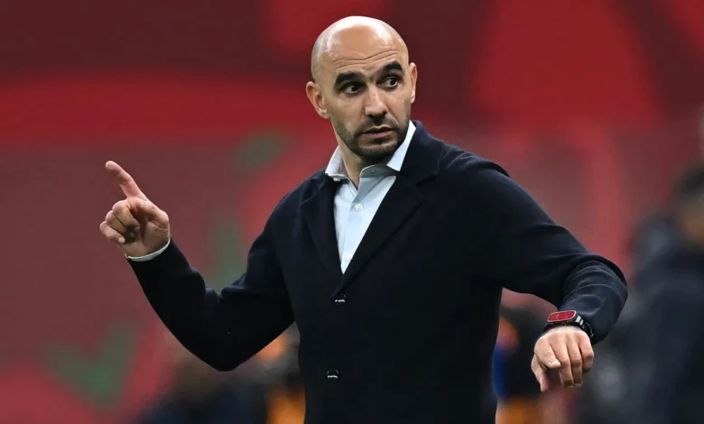 الركراكي يحتفل بتأهل المغرب على حساب هولندا دون تأخير عن رفاق الأمس