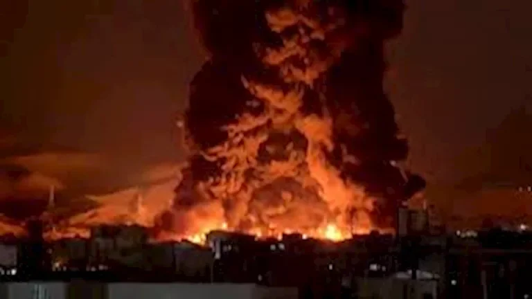 القيادة الوسطى الأمريكية تستهدف أنظمة الدفاع الجوي قرب هرمز
