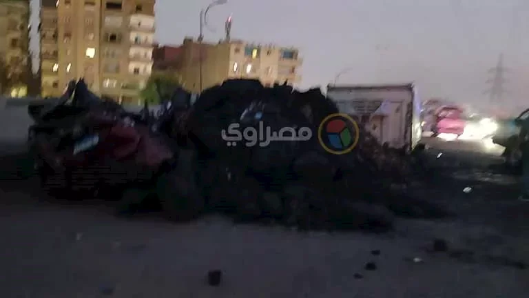 "انقلاب تريلا على سوزوكي في دائري الوراق: صور حصرية للحادث"
