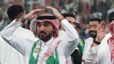 بالفيديو: الفيصل يشجع لاعبي السعودية ويظهر مهاراته الرياضية!