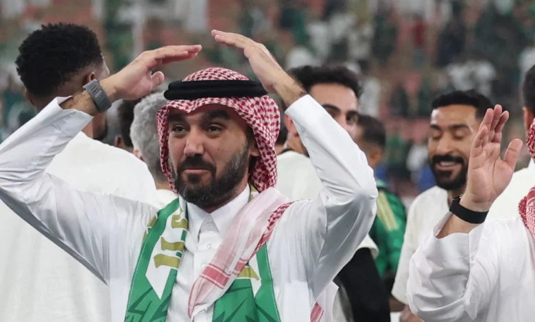 بالفيديو: الفيصل يشجع لاعبي السعودية ويظهر مهاراته الرياضية!
