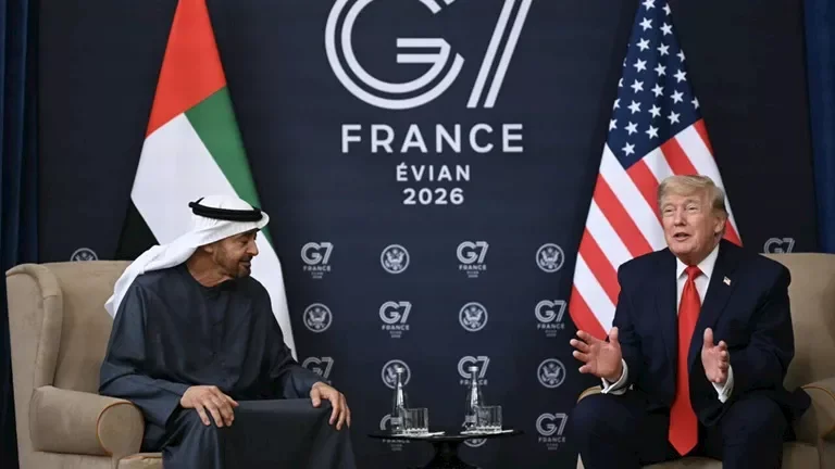 ترامب يمازح الرئيس الإماراتي في قمة فرنسا: هل يستطيع أحد سماع صوتك؟ 1 ترامب يمازح الرئيس الإماراتي في قمة فرنسا: هل يستطيع أحد سماع صوتك؟
